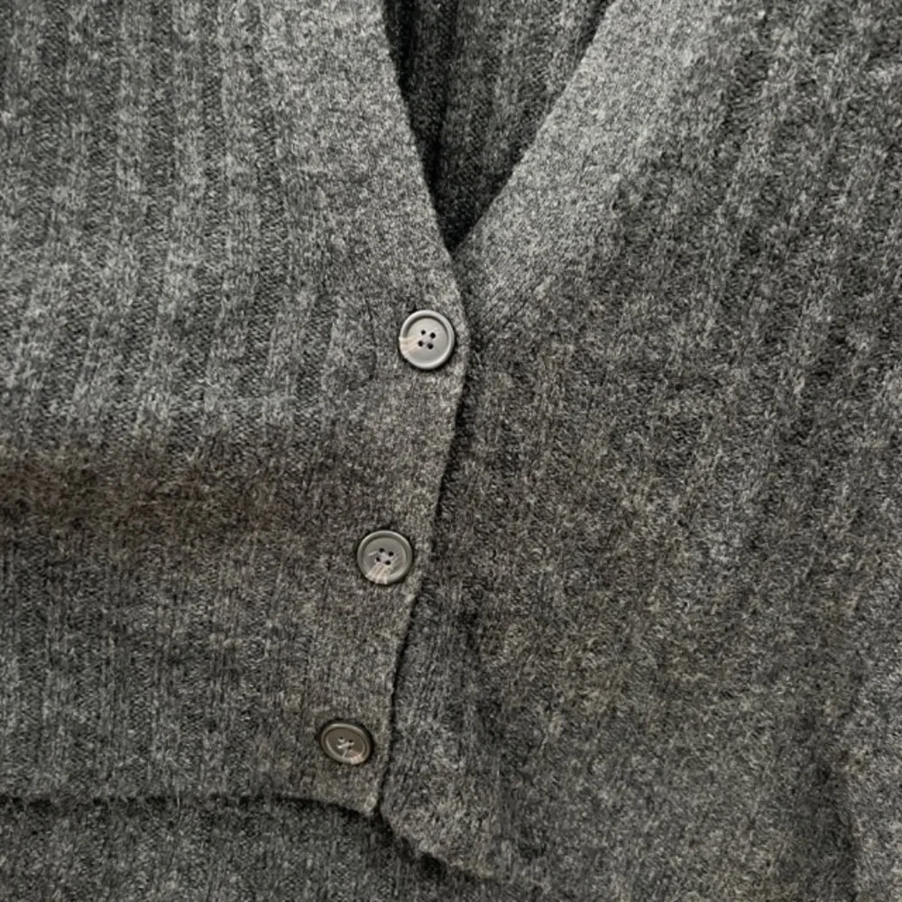 American Eagle Women's Button V-Neck Cardigan. XS. Heather Grey - Picture 4 of 4